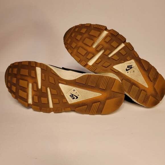 Nike Air Huarache Athletic Shoe - Picture 3 of 7
